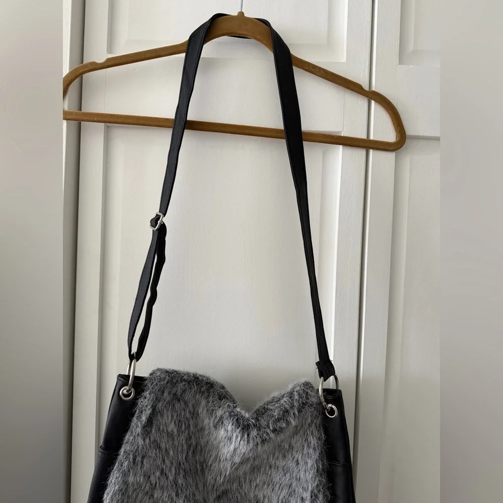 Vintage Faux Leather & Faux Fur Hobo Bag Black Crossbody Slouchy Y2K - Picture 3 of 10